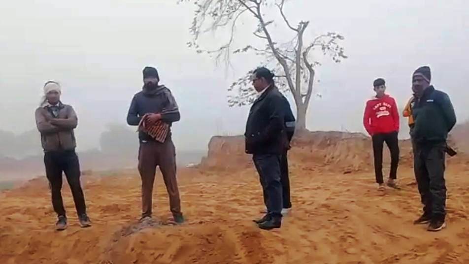 सादाबाद : अवैध खनन करते दो ट्रैक्टर-ट्राली पकड़ी, एसडीएम के निदेश पर नायब तहसीलदार ने मौके पर जाकर की कार्रवाई