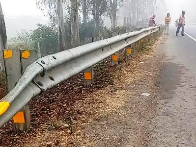 सादाबाद : आगरा-अलीगढ़ राजमार्ग पर सड़क हादसों को रोकने के लिए लगाए रिफ्लेक्टर