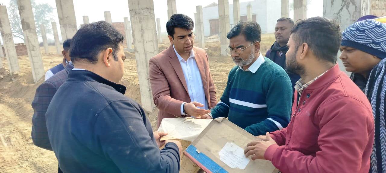 नगला गढ़ू में निर्माणाधीन गौ संरक्षण केंद्र का डीएम अतुल वत्स ने किया निरीक्षण, 30 बीघा भूमि पर विकसित हो रहा गौ संरक्षण केंद्र, निर्माण कार्यों को गुणवत्तापूर्ण व समयबद्ध पूरा करने के दिए निर्देश
