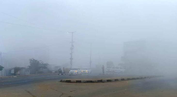 सादाबाद में घने कोहरे से जनजीवन प्रभावित, सड़क पर रेंगते नजर आये वाहन