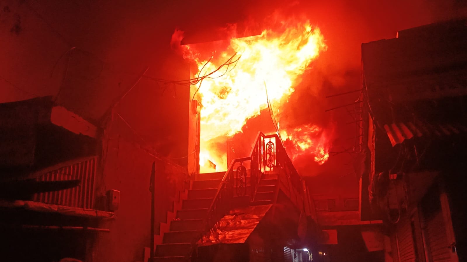 सासनी में साड़ी शोरूम में लगी भीषण आग, मौके पर पहुंची दमकल की कई गाड़ियां, आग बुझाने में जुटी