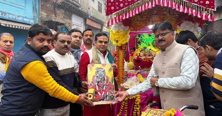 हाथरस से वृंदावन तक निकली 25वीं विशाल संकीर्तन पदयात्रा, भजनों पर नाचते-गाते सैकड़ों श्रद्धालु हुए रवाना