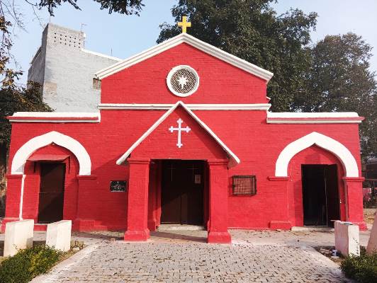 हाथरस में सेंट मार्क चर्च ने पूरे किए 100 वर्ष, पिशले सौ वर्षों से प्रेम, शांति और सामाजिक सद्भाव का संदेश दे रहा चर्च, क्रिसमस पर्व को लेकर तैयारियाँ हुई पूर्ण