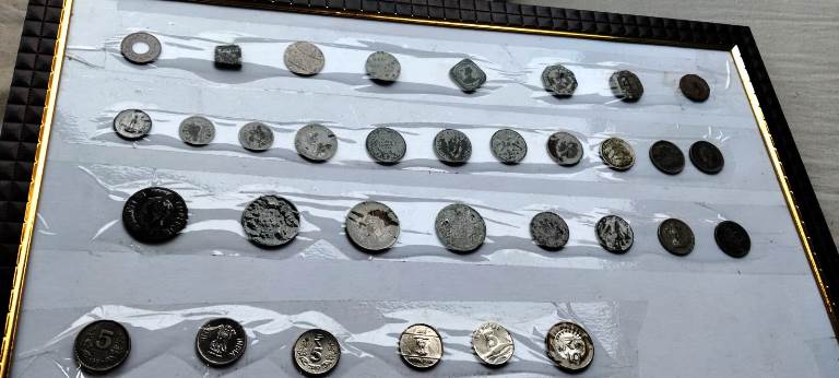 नकली मुद्रा का चलन नया नहीं, राजा-महाराजाओं के दौर से रही है जालसाजी, हाथरस के सर्राफा व्यवसाई के संग्रह में मौजूद हैं ऐतिहासिक नकली सिक्के, राजशाही दौर में नुकीली कील से परखे जाते थे सिक्के