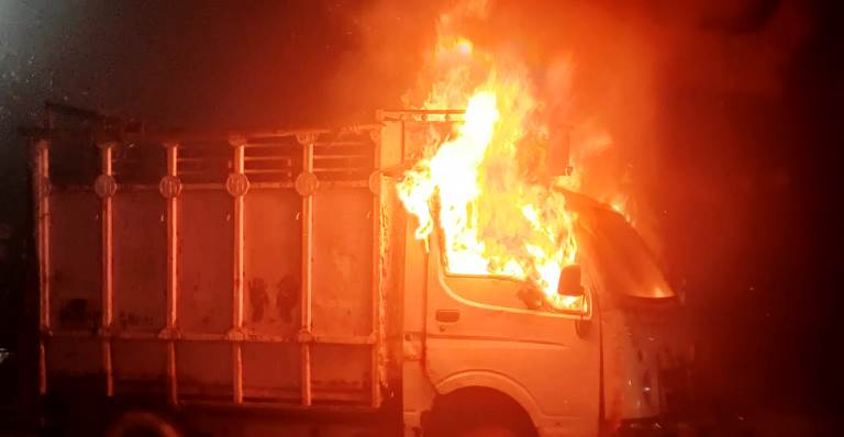 पुलिस चौकी के पास लोडर मैजिक में लगी भीषण आग, समय रहते फायर ब्रिगेड ने आग पर काबू पाया