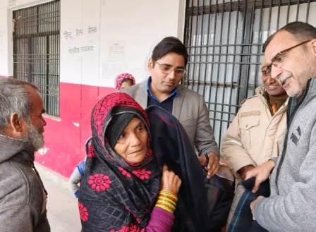 सादाबाद : गरीबों तक पहुंची सरकारी कंबलों की गर्मी, तहसीलदार ने जरूरतमंद लोगों को बांटे कंबल