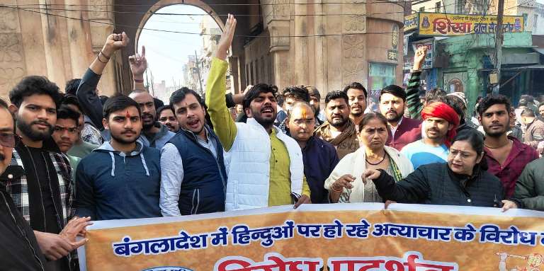 बांग्लादेश में हिंदुओं पर अत्याचार के विरोध में विश्व हिंदू परिषद ने किया प्रदर्शन, हाथरस में बांग्लादेशी पीएम का पुतला फूंका