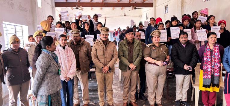 हाथरस में ऑपरेशन जागृति फेज-5 का हुआ समापन, साइबर ठगी, सोशल मीडिया के दुरुपयोग, नशाखोरी, यातायात नियमों के उल्लंघन एवं महिलाओं के विरुद्ध अपराधों से बचाव की जानकारी दी