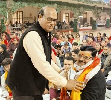 वार्षिकोत्सव में बिराजे राधारास बिहारी, हाथरस से दर्जनों वाहनों से बरसाना पहुंचे भक्त, प्रसादी का हुआ आयोजन