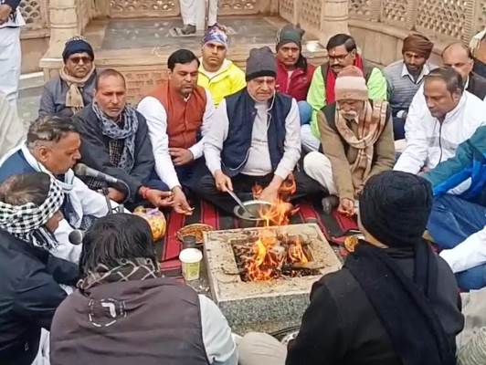 सादाबाद : भारत रत्न चौधरी चरण सिंह की जयंती पर हुआ हवन, मथुरा अड्डा स्थित स्मारक पर हुआ कार्यक्रम