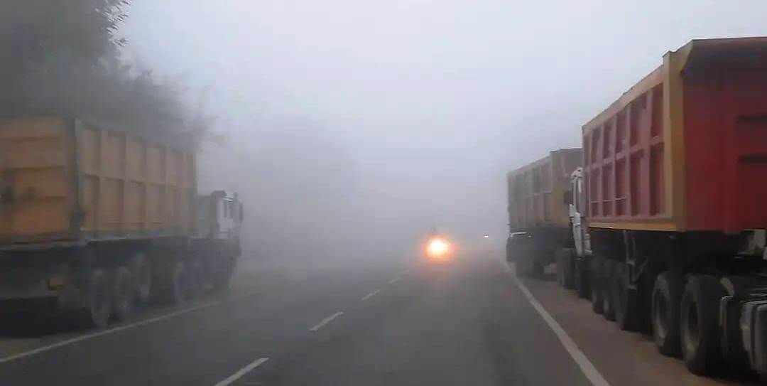 घने कोहरे से हाईवे पर सफर हुआ जोखिमभरा, सड़क के दोनों ओर गिट्टी और चम्बल के ट्रक खड़े रहने से बढ़ी दुर्घटना की संभावना