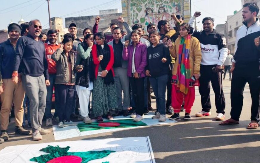 बांग्लादेश में हिन्दुओं पर अत्याचार का हाथरस में विरोध, राष्ट्र स्वाभिमान दल ने किया जोरदार प्रदर्शन, जमकर नारेबाजी की