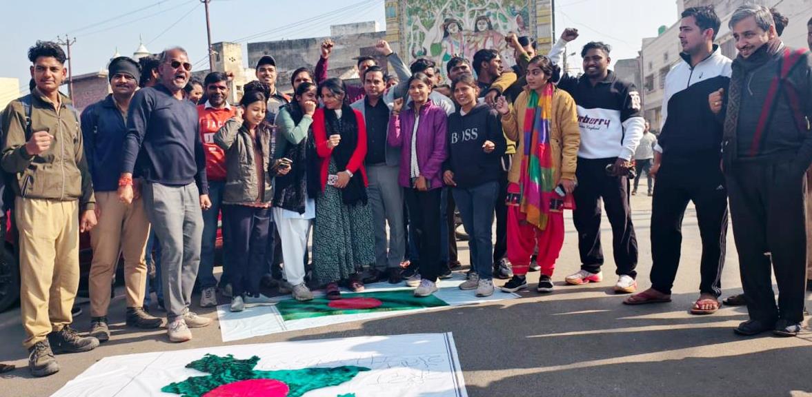 बांग्लादेश में हिन्दुओं पर अत्याचार का हाथरस में विरोध, राष्ट्र स्वाभिमान दल ने किया जोरदार प्रदर्शन, जमकर नारेबाजी की