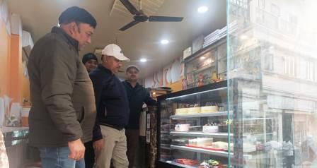 हाथरस में क्रिसमस को लेकर खाद्य सुरक्षा विभाग अलर्ट, बेकरी और मिठाईयों के नमूने लेकर जांच को भेजे