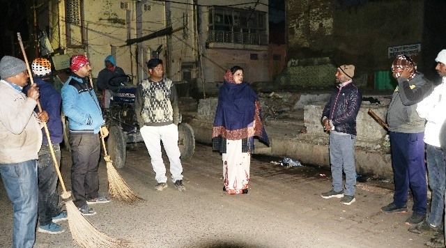सफाई व्यवस्था परखने सड़क पर उतरीं चेयरमैन श्वेता चौधरी, कर्मचारियों को आवश्यक दिशा-निर्देश दिए