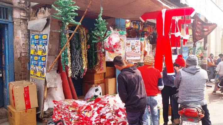 क्रिसमस पर्व को लेकर बाजारों में दिखी रौनक, सांता क्लॉज़ की ड्रेस, क्रिसमस ट्री और रंग-बिरंगी सजावट के सामान की जमकर खरीदारी हुई