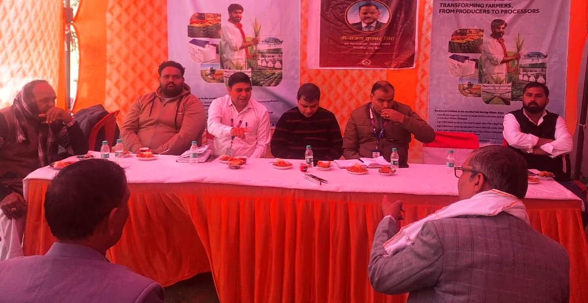 सादाबाद : बैंक की आधुनिक सेवाओं का लाभ उठाएं ग्रामीण, बैंक भीड़भाड़ से बचने में मिलेगी मदद, नगला देवा में एसबीआई एडीबी ने लगाया शिविर