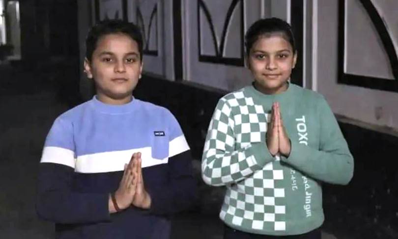 सादाबाद : बच्चियों की अपील पर हटाए नाले में पड़े बिजली पोल, सोशल मीडिया पर वीडियो वायरल होने के बाद नगर पंचायत ने ली खबर