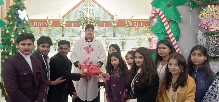 हाथरस में हर्षोल्लास से मनाया गया क्रिसमस पर्व, रोशनी से जगमगाया सेंट मार्क्स चर्च, काफी संख्या में पहुंचे लोग