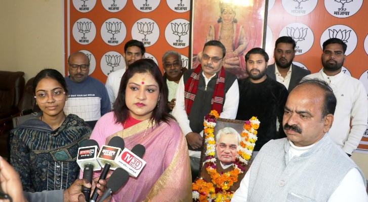 वसुंधरा एन्क्लेव में अटल जयंती एवं तुलसी पूजन दिवस मनाई, चेयरमैन ने किया माल्यार्पण