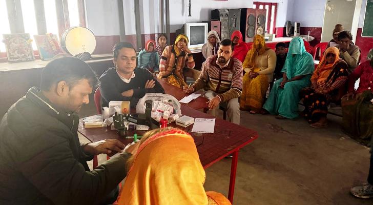 सासनी : गीताजंली इंटर कॉलेज में निःशुल्क नेत्र जांच शिविर का हुआ आयोजन, डॉ. विकास शर्मा ने कहा – स्वस्थ आंखें बनाती हैं जीवन की गुणवत्ता को बेहतर