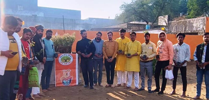 हाथरस में तुलसी दिवस पर विश्व हिंदू परिषद एवं बजरंग दल ने किया तुलसी पूजन और पौधारोपण