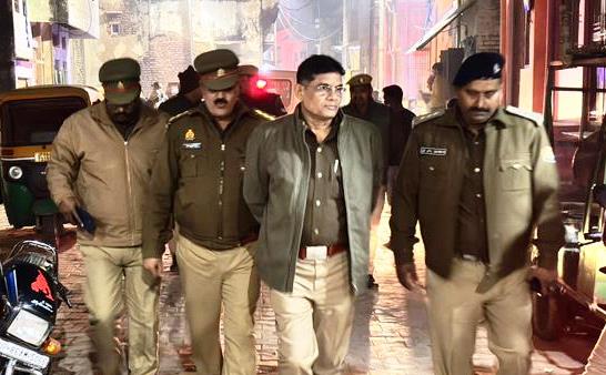 अपर पुलिस अधीक्षक ने पुलिस बल के साथ पैदल गस्त कर सुरक्षा व्यवस्था का जायजा लिया