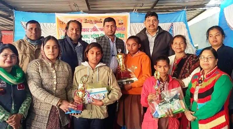 सादाबाद : अटल जयंती पर हुआ विज्ञान क्विज का आयोजन, टॉप 10 छात्र-छात्राओं को किया गया पुरुस्कृत