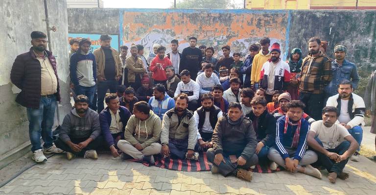 हसायन नगर पंचायत परिसर में सफाई कर्मचारियों का धरना, बाजार में मारपीट के मामले में कार्रवाई की मांग