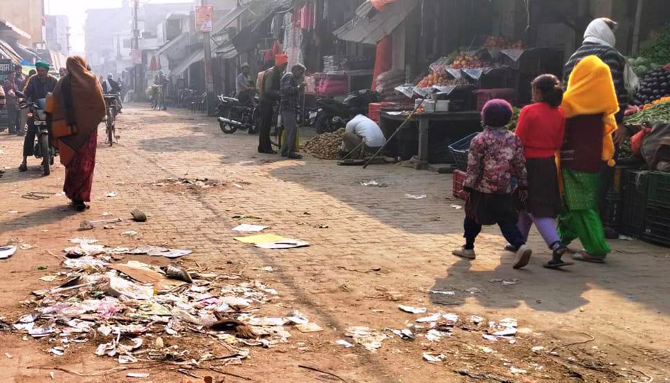 सफाई कर्मचारियों की हड़ताल से हसायन में सफाई और पेयजल आपूर्ति बाधित