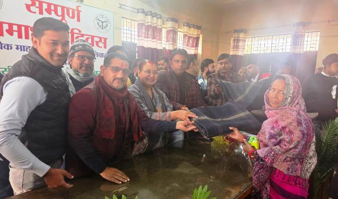 सासनी : तहसील सभागार में जरूरतमंदों को हुआ कंबल का वितरण