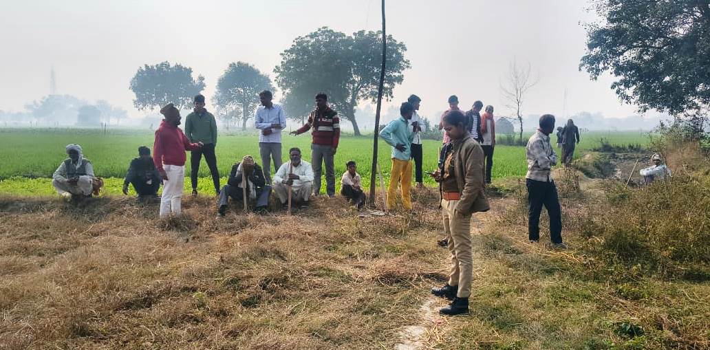 हसायन : ढाई बीघा जमीन को पुलिस व प्रशासन ने कराया कब्जा मुक्त, पचास साल से तीन व्यक्तियों का कब्जा था