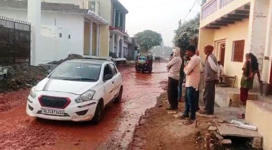 हसायन : निर्माणाधीन कानऊ मार्ग पर जलभराव से ग्रामीणों में नाराजगी