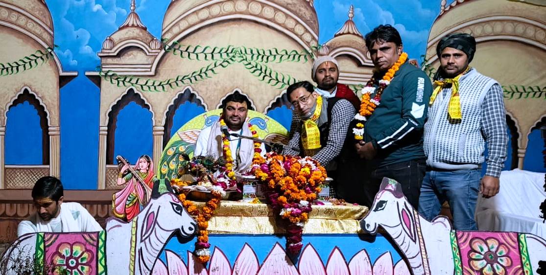 सासनी : गांव हासिमपुरा में कथावाचक ने भगवान श्रीकृष्ण की बाल लीलाओं का प्रसंग सुनाया