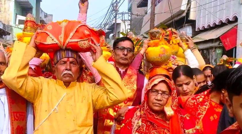 सादाबाद में कलश यात्रा के साथ श्रीमद्भागवत का हुआ श्री गणेश