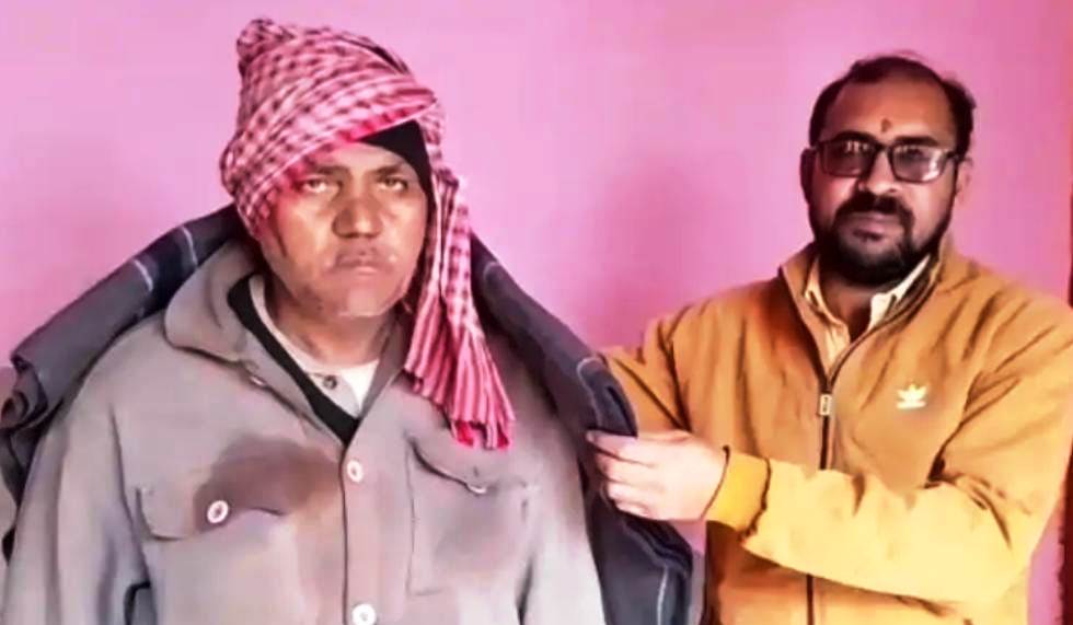 सादाबाद में जरूरतमंद और निराश्रितों को बांटे जा रहे कंबल