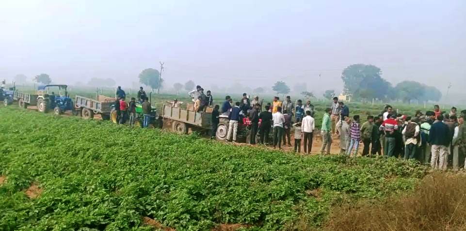 चालक ने मिट्टी ले जारी रही महिलाओं के पीछे दौड़ाई जेसीबी, जेसीबी का पंजा लगने से किशोरी सहित कई घायल, ग्रामीणों में आक्रोश, ग्रामीणों ने चार ट्रैक्टर-ट्राली जब्त कर पुलिस को सौंपी