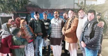 श्री सिद्ध गोपाल सेवा ट्रस्ट द्वारा जरूरतमंदों को समोसे व मोजे का वितरण किया