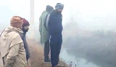 सादाबाद : शहीद प्रतिमा के निकट मिला वृद्ध का शव, सुबह घर से शौच के लिए निकला था वृद्ध, पुलिस जांच में जुटी