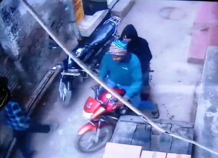 गोदाम के बाहर से तेल का कार्टन ले उड़े बाइक सवार, सादाबाद की राम मंदिर गली का मामला, सीसीटीवी में कैद हुई घटना, पुलिस बदमाशों को तलाशने में जुटी