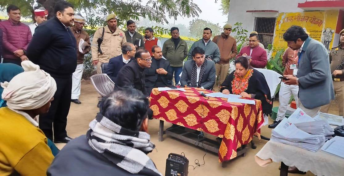 SIR-2026 के तहत मंडलायुक्त संगीता सिंह ने सासनी क्षेत्र में किया बूथों का स्थलीय निरीक्षण, मतदाताओं के सत्यापन में पारदर्शिता के दिए निर्देश