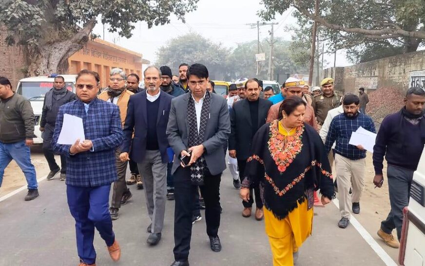 सासनी–नानऊ मार्ग के चौड़ीकरण कार्य का मंडलायुक्त ने किया निरीक्षण, गुणवत्ता मानकों के अनुरूप पाई गई सड़क