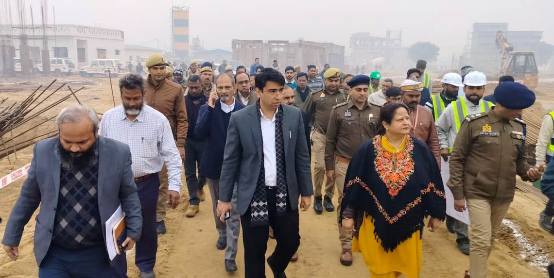 मंडलायुक्त संगीता सिंह ने हाथरस में बन रही नवीन जिला कारागार का निरीक्षण किया, निर्माण कार्यों की नियमित मॉनिटरिंग व श्रमिक सुरक्षा सुनिश्चित करने के आदेश
