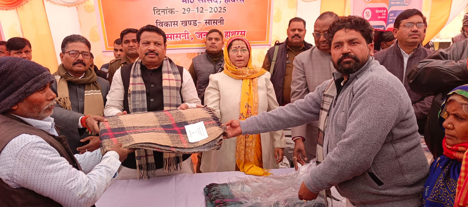 सासनी ब्लाक परिसर में हुआ कंबल वितरण का आयोजन, सांसद अनूप प्रधान रहे मौजूद