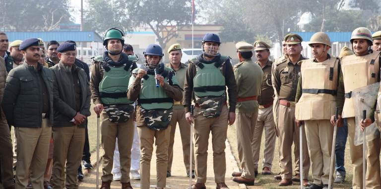 हाथरस में पुलिसकर्मियों को दिया दंगा नियंत्रण का प्रशिक्षण, टियर गैस, हैंड ग्रेनेड और एंटी रायट गन चलाने की जानकारी दी, पानी की बौछार करके भीड़ तितर-बितर की, एसपी ने पुलिसकर्मियों को दिए टिप्स