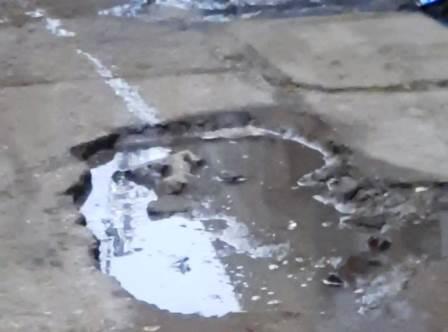 सादाबाद : पाइप लाइन बिछाने से रास्तों का हाल बेहाल, जगह-जगह मार्गों में गड्ढे, स्थानीय लोगों को हो रही परेशानी