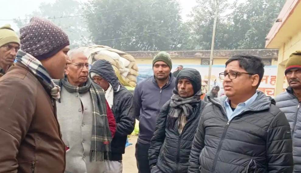 सादाबाद : एसडीएम ने किया बाजरा क्रय केंद्र का निरीक्षण, किसानों की सुविधाओं का ख्याल रखने की हिदायत