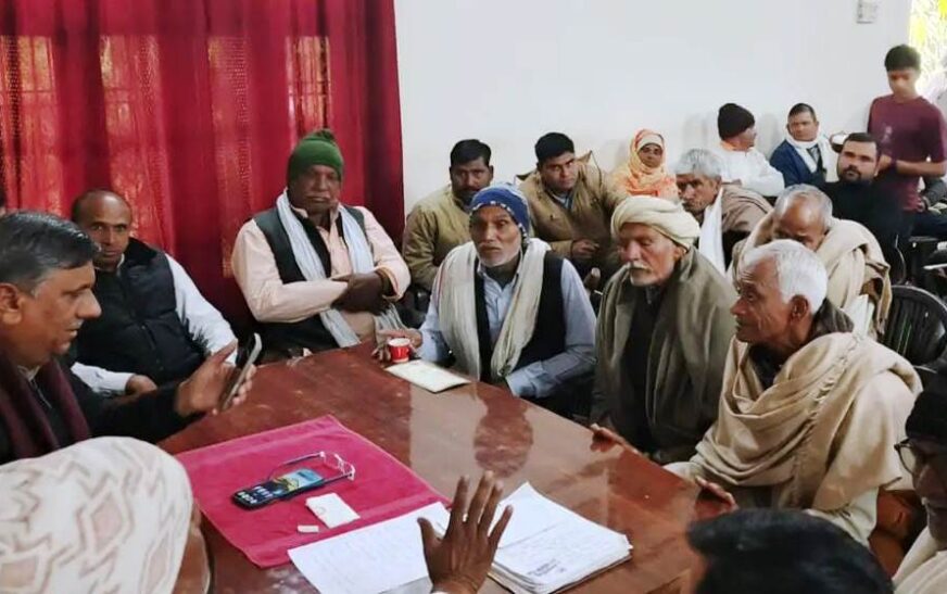 सादाबाद : विधायक ने जनता दरबार लगाकर सुनी समस्याएं, शिकायतों के निस्तारण के लिए गुड्डू चौधरी ने ने अफसरों से की वार्ता