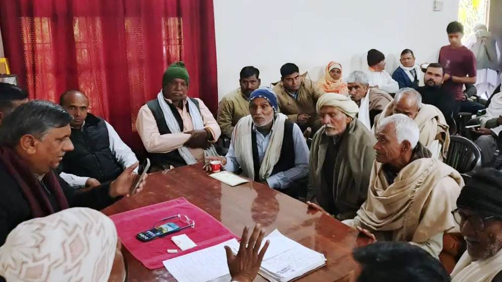 सादाबाद : विधायक ने जनता दरबार लगाकर सुनी समस्याएं, शिकायतों के निस्तारण के लिए गुड्डू चौधरी ने ने अफसरों से की वार्ता