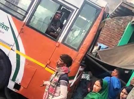 ढलान से फिसलकर दुकान में घुसी रोडवेज बस, आगरा रोड स्थित बस स्टैंड पर हुआ हादसा, हादसे में मोटरसाइकिल बुरी तरह क्षतिग्रस्त, बस के शीशे टूटे